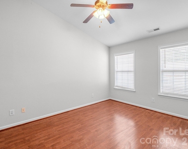 558 Calen Lane - Photo Thumbnail 20
