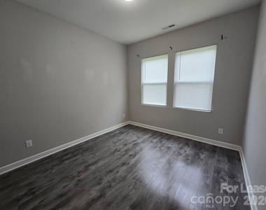 424 Queens Road - Photo Thumbnail 4