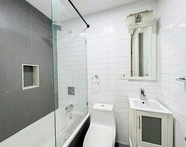 733 Lexington Avenue - Photo Thumbnail 3