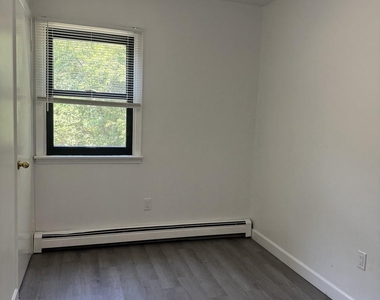 27 Stuart Drive - Photo Thumbnail 3