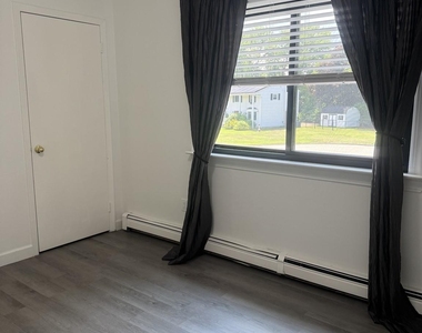 27 Stuart Drive - Photo Thumbnail 2