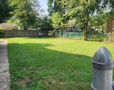 102 Wisteria Street - Photo Thumbnail 8