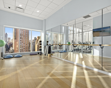 301 E 61st Street - Photo Thumbnail 7