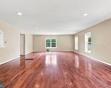 8916 Rugby Road - Photo Thumbnail 11