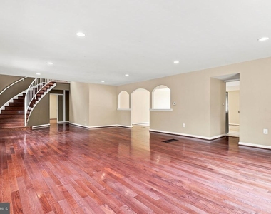8916 Rugby Road - Photo Thumbnail 9