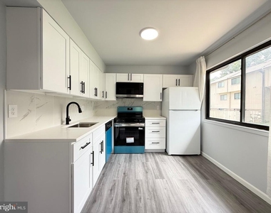 2400 Glengyle Drive - Photo Thumbnail 2