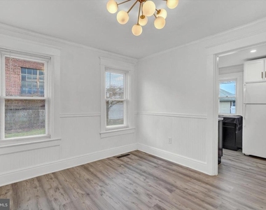 1029 W Locust Street - Photo Thumbnail 3