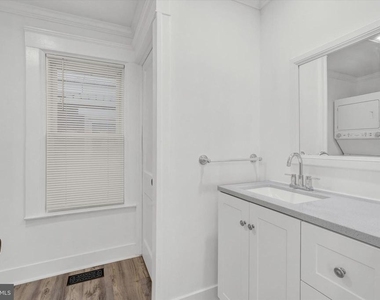1029 W Locust Street - Photo Thumbnail 7