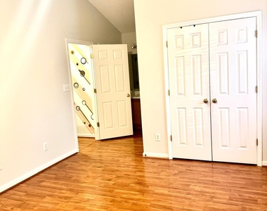 905 Sanderson Drive - Photo Thumbnail 14