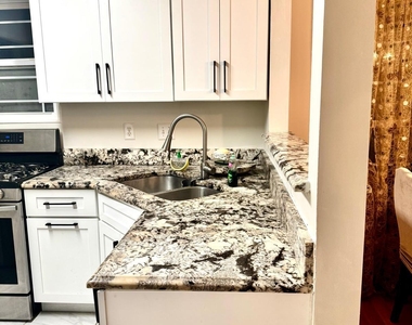 905 Sanderson Drive - Photo Thumbnail 8