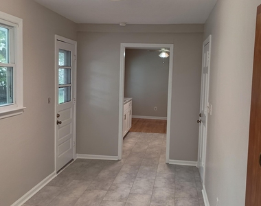 102 S Tunstall Avenue - Photo Thumbnail 8