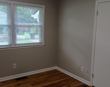 102 S Tunstall Avenue - Photo Thumbnail 18