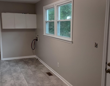 102 S Tunstall Avenue - Photo Thumbnail 7