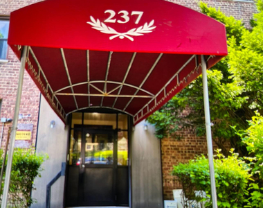 237 North Broadway - Photo Thumbnail 5