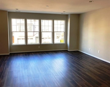 1013 Larabee Lane - Photo Thumbnail 4