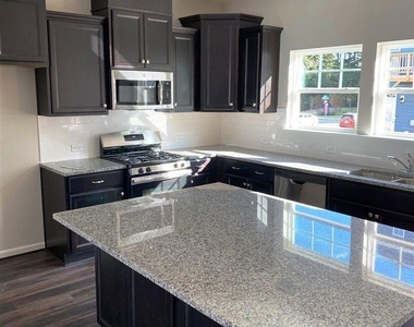 1013 Larabee Lane - Photo Thumbnail 3