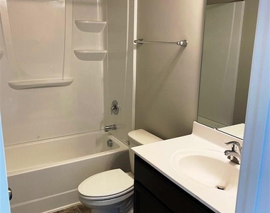 1013 Larabee Lane - Photo Thumbnail 14