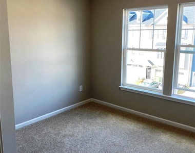 1013 Larabee Lane - Photo Thumbnail 13