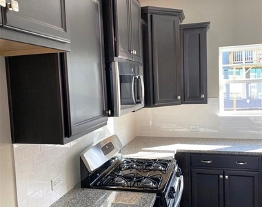 1013 Larabee Lane - Photo Thumbnail 7