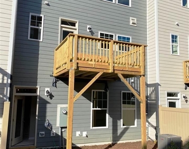 1013 Larabee Lane - Photo Thumbnail 17