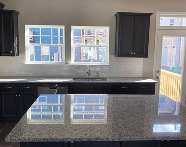1013 Larabee Lane - Photo Thumbnail 6