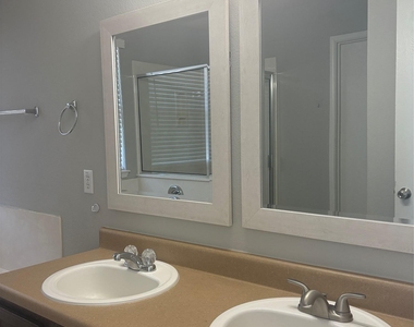 1034 W South St - Photo Thumbnail 15