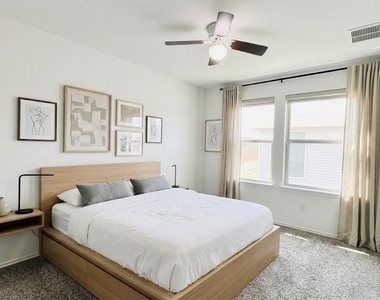 5817 Bellissima Way - Photo Thumbnail 3