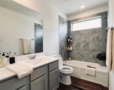 5817 Bellissima Way - Photo Thumbnail 7