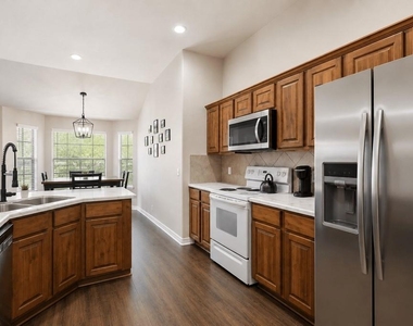 714 Newport Dr - Photo Thumbnail 9