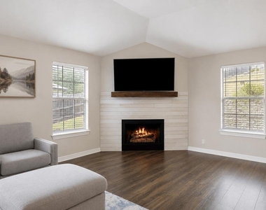 714 Newport Dr - Photo Thumbnail 4