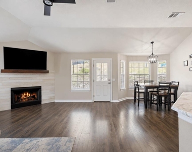 714 Newport Dr - Photo Thumbnail 3