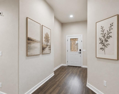 714 Newport Dr - Photo Thumbnail 2