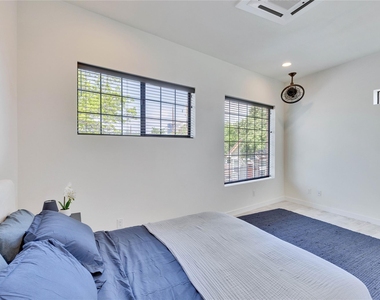 808 E Lydia St - Photo Thumbnail 11