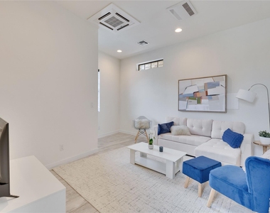 808 E Lydia St - Photo Thumbnail 5