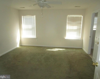 7911 Heatherleigh Place - Photo Thumbnail 12