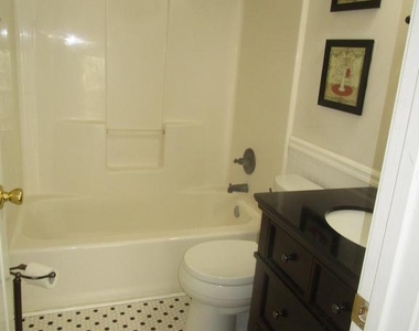 7911 Heatherleigh Place - Photo Thumbnail 15