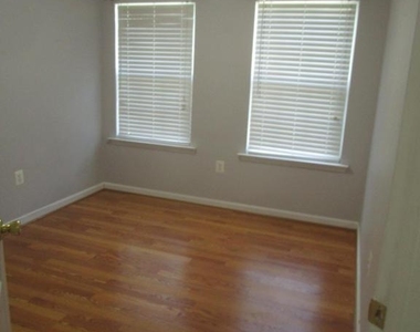 7911 Heatherleigh Place - Photo Thumbnail 13