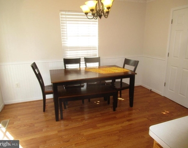 7911 Heatherleigh Place - Photo Thumbnail 6