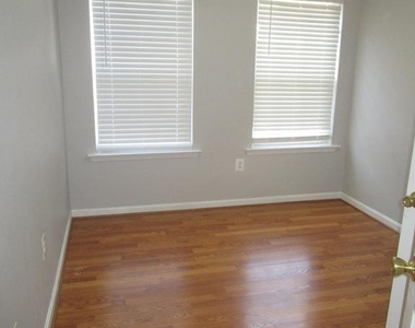 7911 Heatherleigh Place - Photo Thumbnail 14