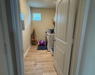 113 Queen Anne Dr - Photo Thumbnail 16
