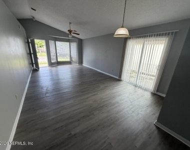 5061 Knightsbridge Circle - Photo Thumbnail 4