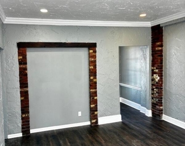 2744 Riverside Avenue - Photo Thumbnail 3