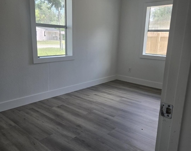 3827 Eve Drive W - Photo Thumbnail 9