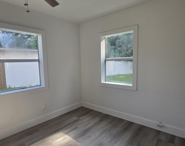 3827 Eve Drive W - Photo Thumbnail 7