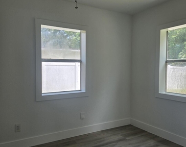3827 Eve Drive W - Photo Thumbnail 8