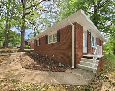 3225 Forrest Hills Drive - Photo Thumbnail 4