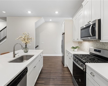 857 Constellation Drive - Photo Thumbnail 8