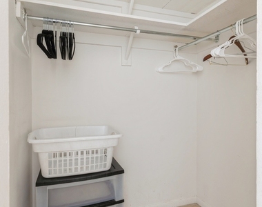 111 E Chestnut Street - Photo Thumbnail 12