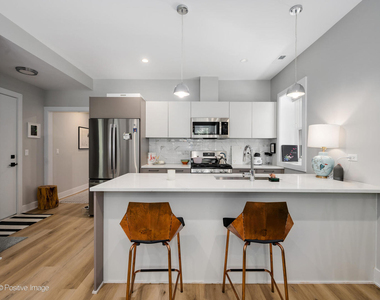 833 N Hoyne Avenue - Photo Thumbnail 3