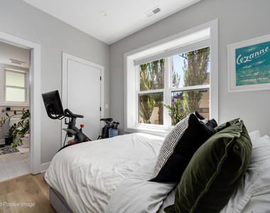 833 N Hoyne Avenue - Photo Thumbnail 12
